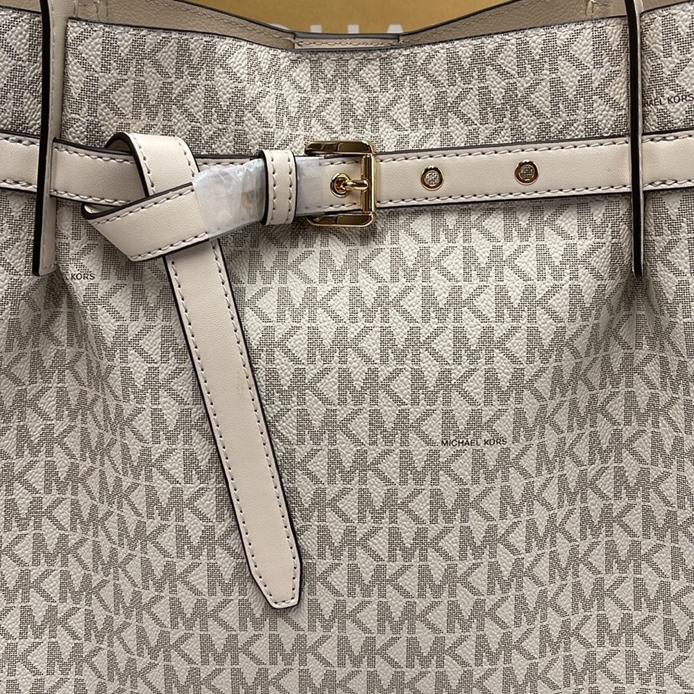 Michael Kors Emilia Large Logo Tote Bag 
COLOR LT CRM MULTI
NWT - Picture 2 of 16